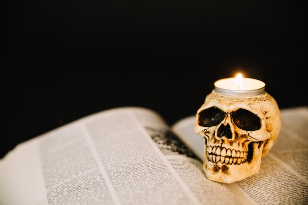 Foto grátis skull candlestick e livro aberto