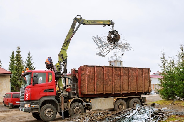 Skutec, república tcheca, 21 de novembro de 2019: um caminhão com garras carrega sucata de metal industrial para reciclagem.