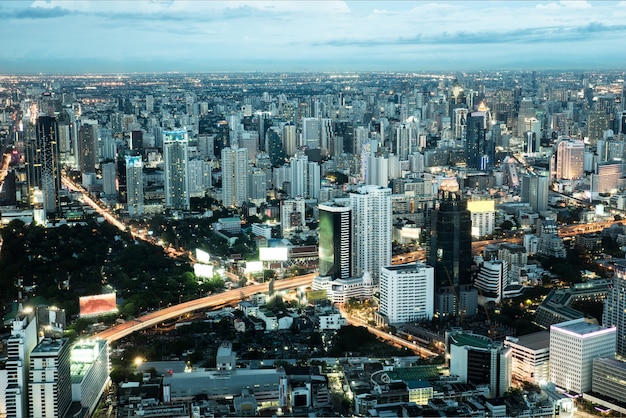 Foto grátis skyline à noite. vista do edifício urbano da cidade.