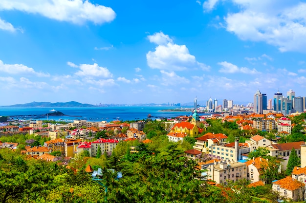 Skyline belo panorama da água pedra ao ar livre