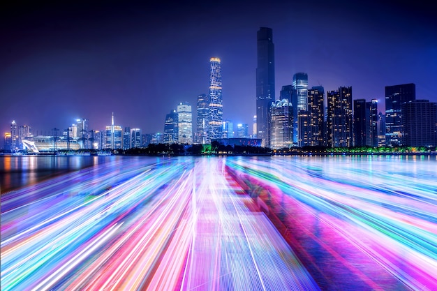 Foto grátis skyline da cidade e linha de luz no rio