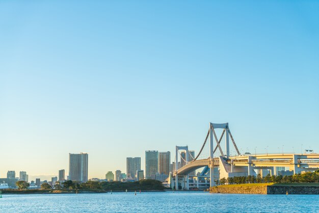 Skyline de Tokyo com a ponte do arco-íris de Tokyo