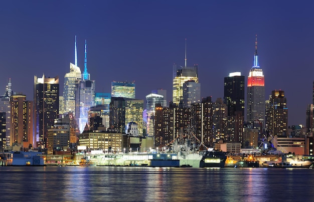 Skyline do centro de Manhattan da cidade de Nova York ao entardecer