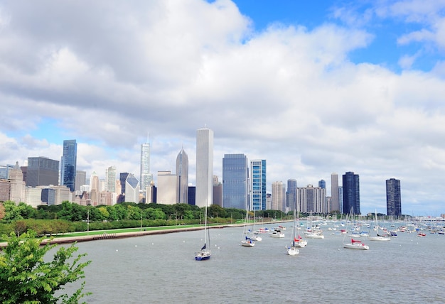 Skyline urbana do centro da cidade de Chicago com arranha-céus sobre o Lago Michigan com céu azul nublado.