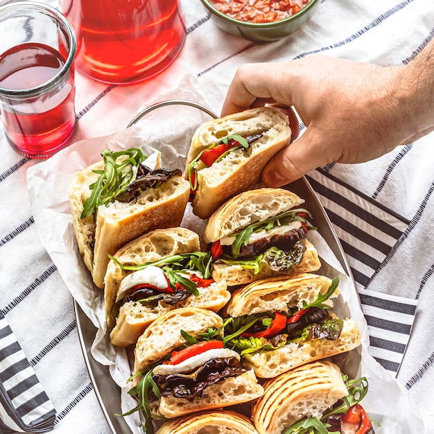 Sliders de mozzarella, sanduíches de piquenique de verão