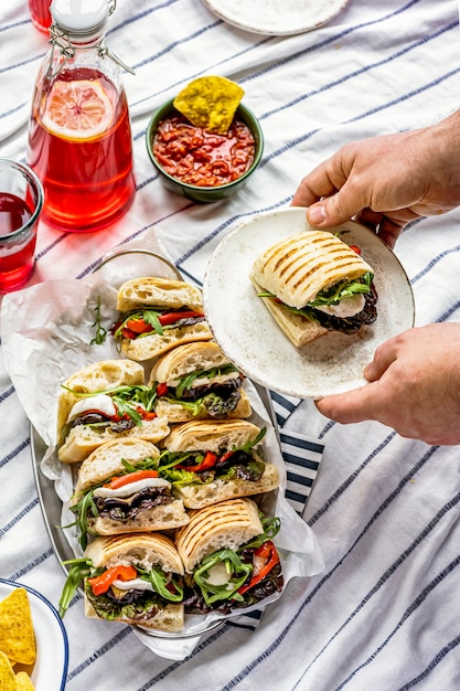 Sliders de mozzarella, sanduíches de piquenique de verão