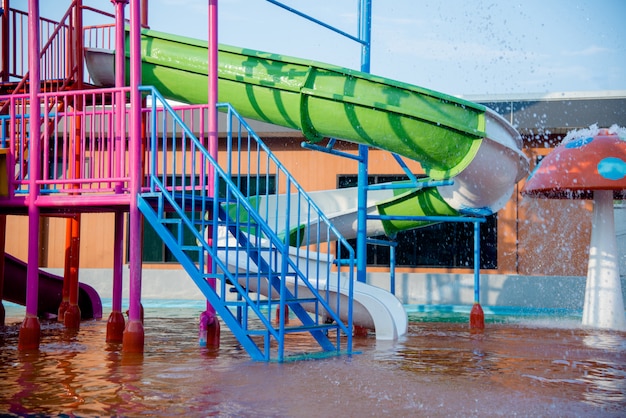 Slides de plástico colorido no parque aquático à luz do sol