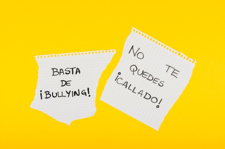 Foto grátis slogans espanhóis contra o bullying no papel da escola