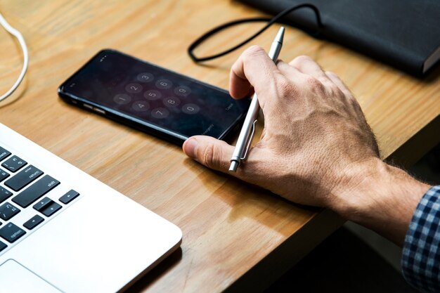 Smartphone com um teclado de discagem na tela