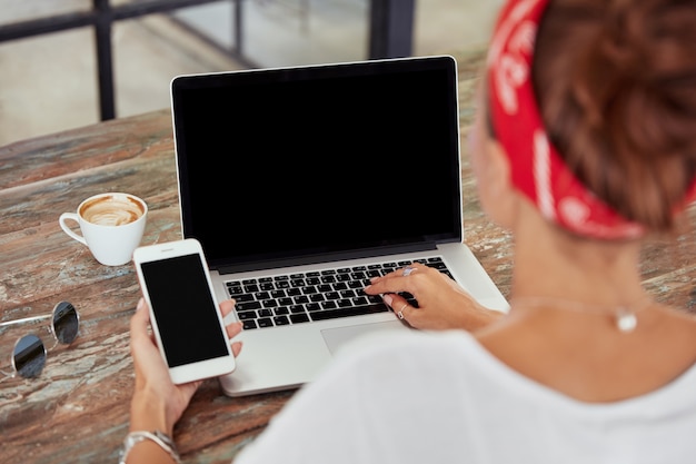 Foto grátis smartphone e laptop com telas em branco