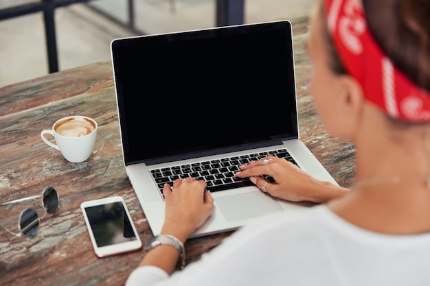 Smartphone e laptop com telas em branco