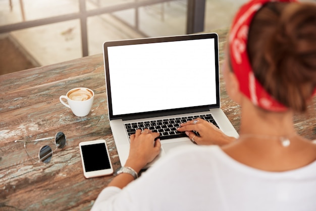 Smartphone e portátil com ecrãs em branco
