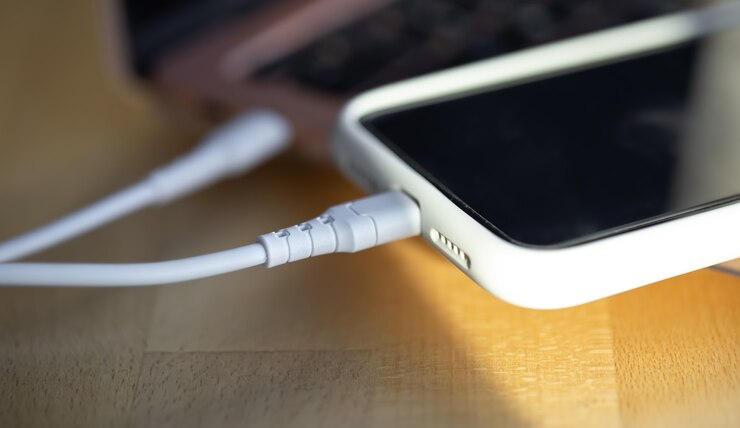 Foto grátis smartphone e power bank, símbolo de energia móvel e equipamentos elétricos em design moderno.