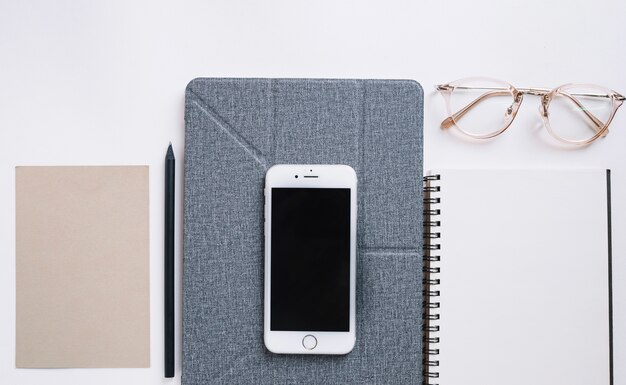 Smartphone entre notebook e papel