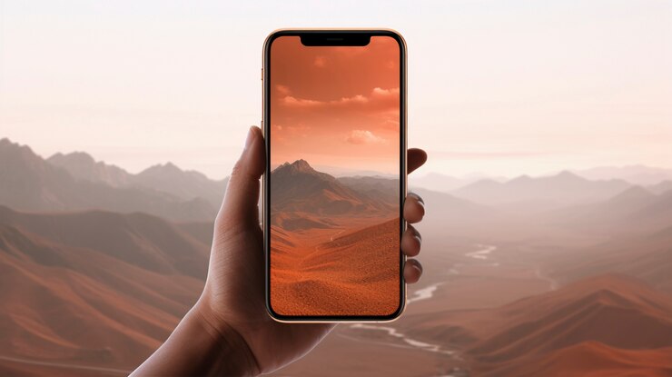 Foto grátis smartphone na mão com papel de parede abstrato saindo da tela