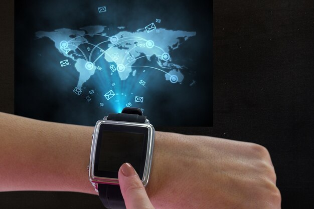 Smartwatch com ícones de mensagens e um mapa do mundo