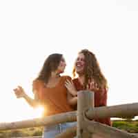 Foto grátis smiley amigos de mulheres felizes se divertindo ao ar livre