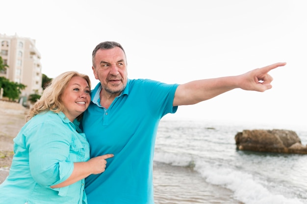 Smiley casal de turistas sênior na praia