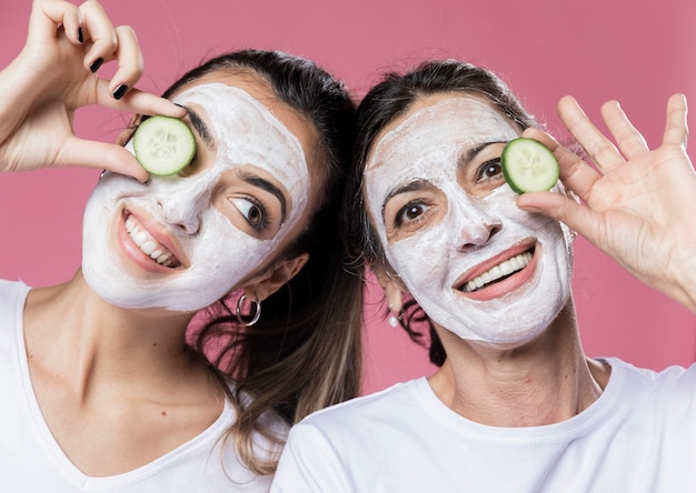 Foto grátis smiley filha e mãe com máscara facial