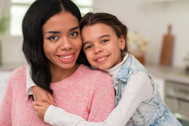 Foto grátis smiley filha e mãe olhando para a câmera