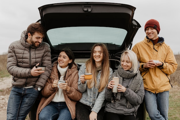 Foto grátis smiley grupo de amigos no intervalo de viagem