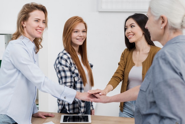 Foto grátis smiley grupo de mulheres juntas