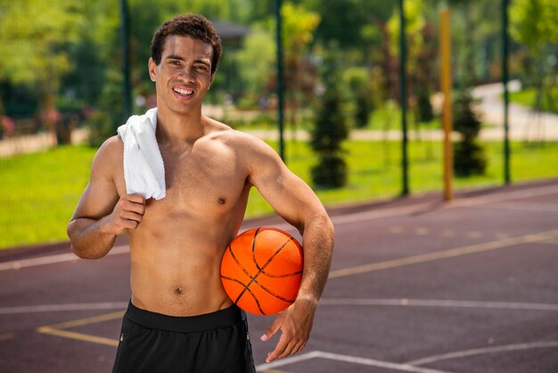 Smiley jovem olhando para a câmera tiro médio