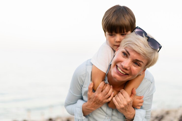 Foto grátis smiley mãe segurando criança