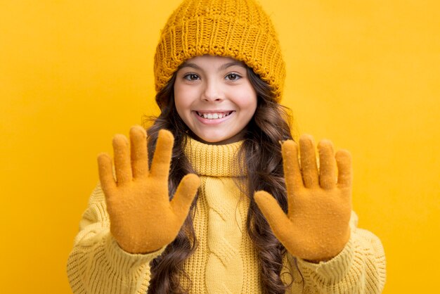 Smiley menina vestindo roupas de inverno