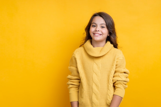 Smiley menina vestindo roupas sazonais