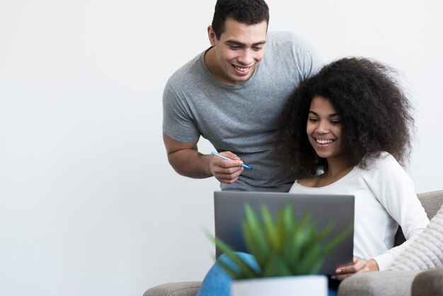 Smiley mulher e homem trabalhando juntos em um laptop