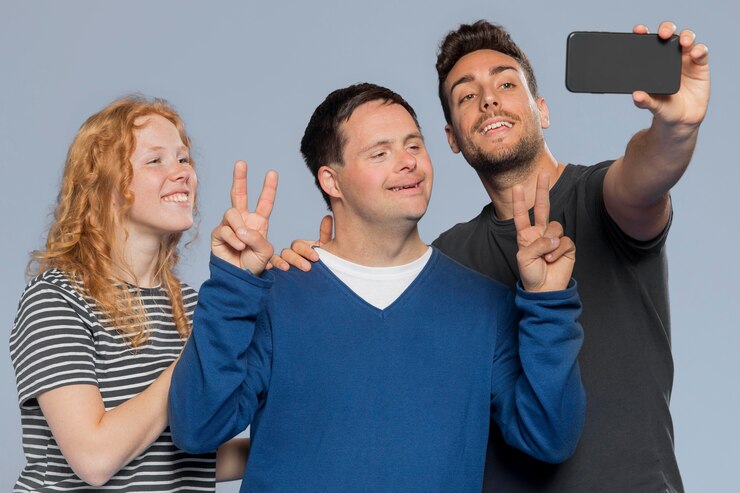 Foto grátis smiley pessoas diferentes tomando uma selfie
