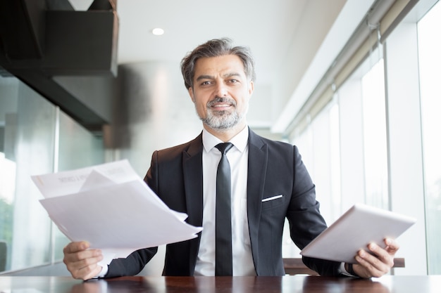 Smiling Business Man Holding Tablet e documentos