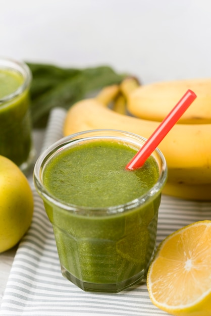 Smoothie de alto ângulo com palha vermelha