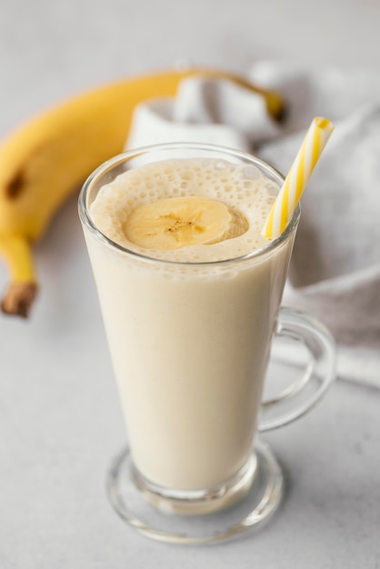 Smoothie de banana delicioso de ângulo alto