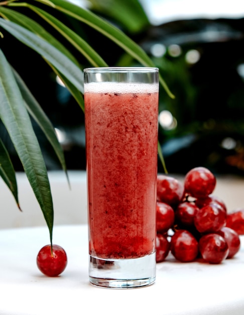 Foto grátis smoothie de berry em cima da mesa