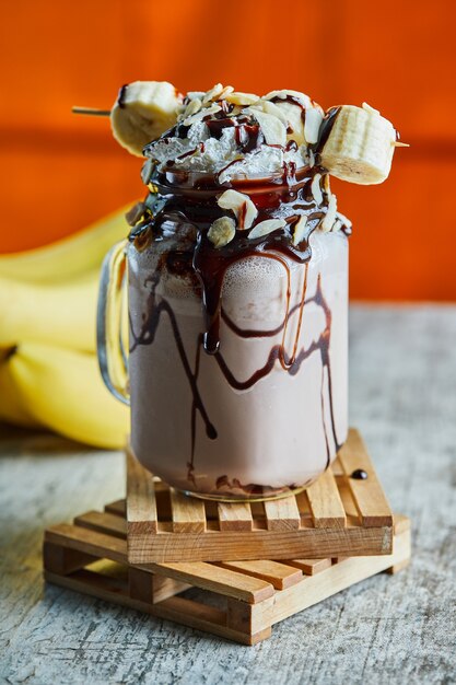 Smoothie de chocolate com calda de chocolate e ramo de banana