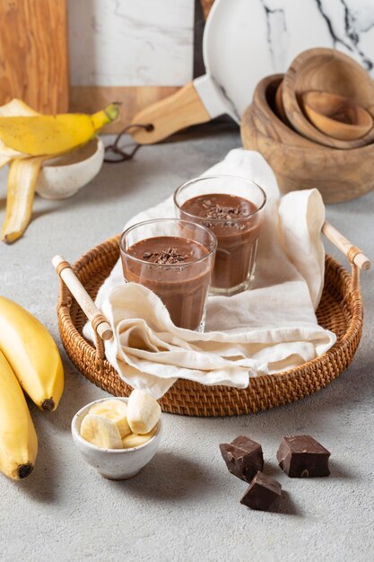 Smoothie de chocolate de ângulo alto com bananas