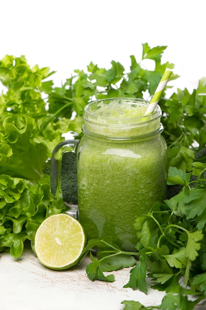 Foto grátis smoothie de desintoxicação verde. receitas de batidos para uma rápida perda de peso