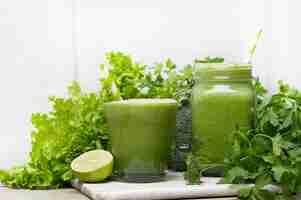 Foto grátis smoothie de desintoxicação verde. receitas de batidos para uma rápida perda de peso