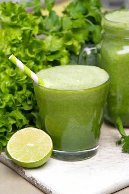 Foto grátis smoothie de desintoxicação verde. receitas de batidos para uma rápida perda de peso