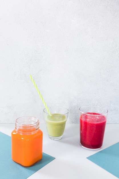 Foto grátis smoothie de frutas de alto ângulo