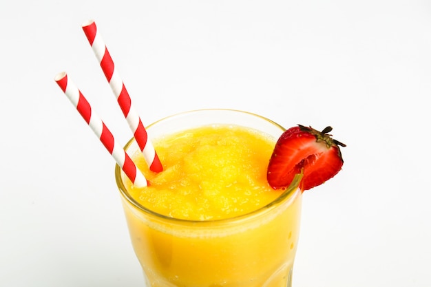 Foto grátis smoothie de frutas saudáveis com morangos