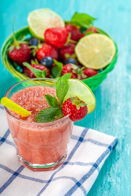 Smoothie de frutas vermelhas saudáveis em vidro