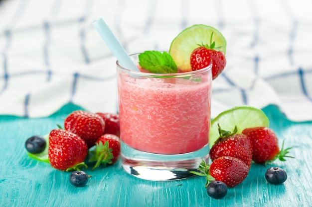 Smoothie de frutas vermelhas saudáveis em vidro