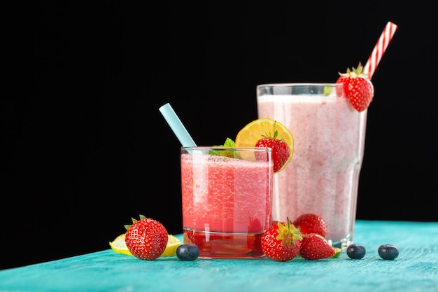 Smoothie de frutas vermelhas saudáveis em vidro