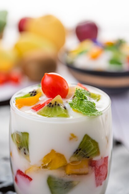 Smoothie de iogurte de frutas em vidro.