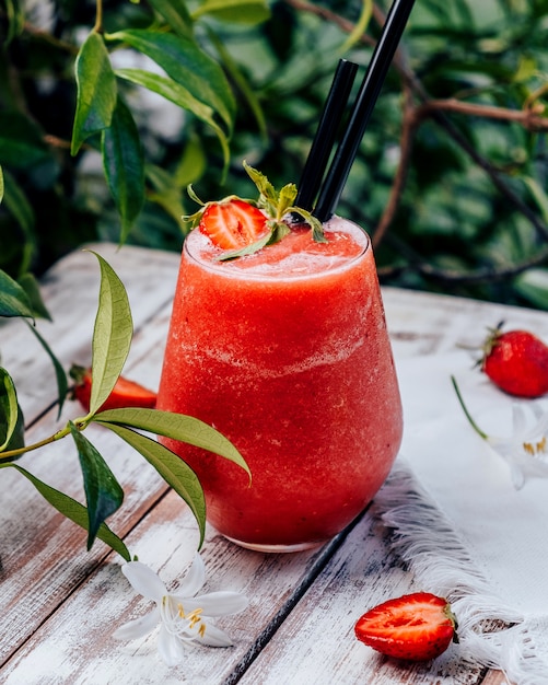 Foto grátis smoothie de morango com manjericão em cima da mesa