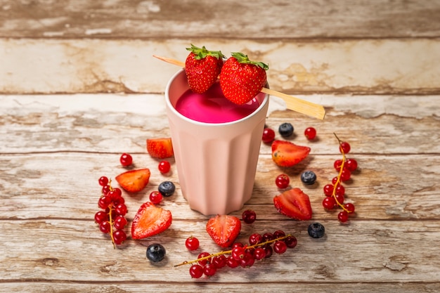 Smoothie de morango de alto ângulo na xícara