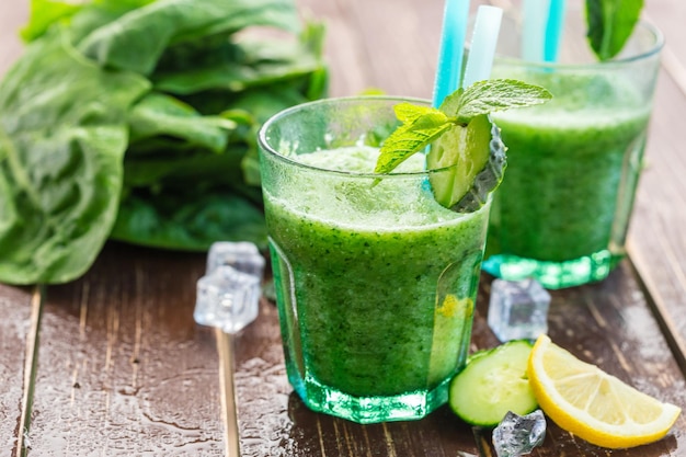 Foto grátis smoothie de vegetais verdes